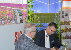 “Kijk Wiek, zo bouw je een kas”, legde Ruud den Engelsman van Luiten Greenhouses uit.